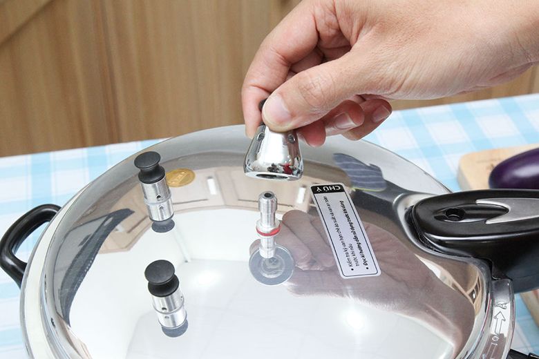 Xả áp trước khi mở nắp nồi