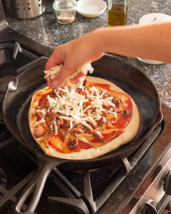 làm pizza bằng chảo chống dính 3