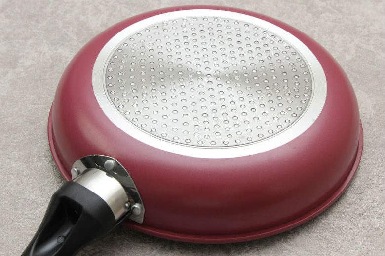 đáy inox của chảo rán chống dính